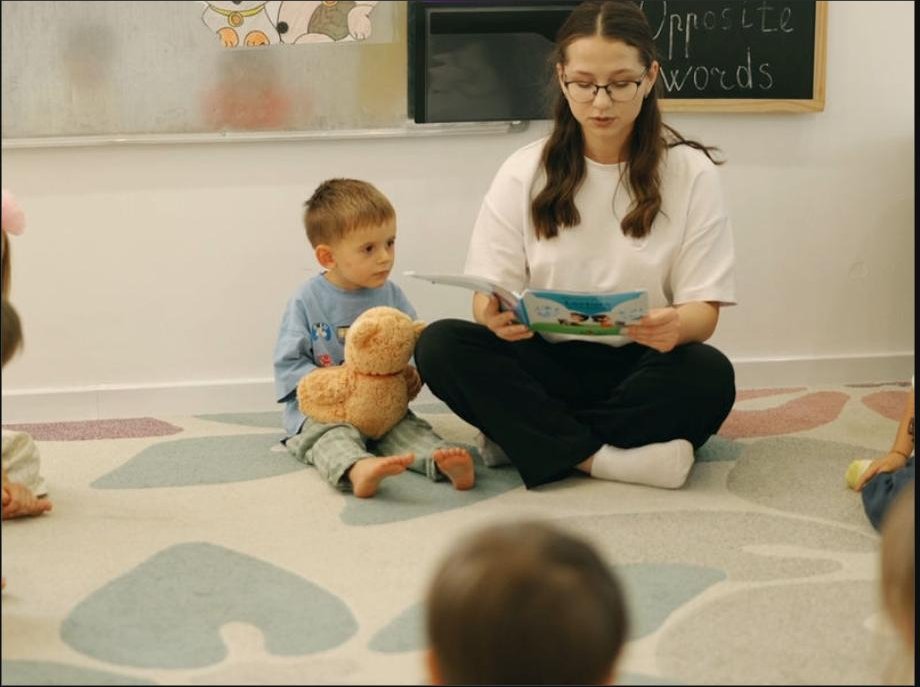 Educatoare citind o poveste copiilor